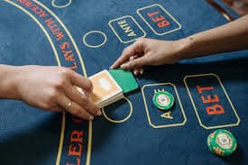 Dealer live casino profesional di platform kakakslot dengan antarmuka modern