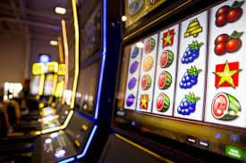 Tampilan table live casino dengan interaksi dealer dan pemain di aplikasi kakakslot
